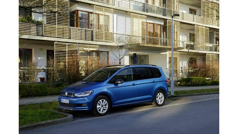 Volkswagen Touran! С днем рождения, более чем семейный автомобиль на 20 лет Volkswagen Touran! С днем рождения, более чем семейный автомобиль на 20 лет