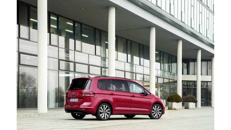 Volkswagen Touran! С днем рождения, более чем семейный автомобиль на 20 лет Volkswagen Touran! С днем рождения, более чем семейный автомобиль на 20 лет
